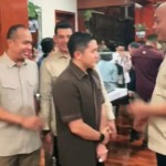 Mayor Teddy minta foto bareng 3 pria berbadan tegap-1710987907