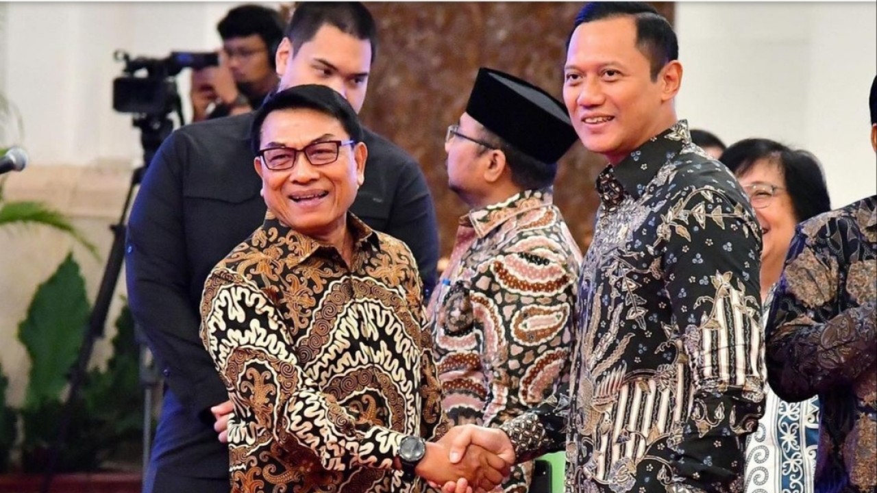 Kepala Staf Kepresidenan Moeldoko saat bertemu Menteri ATR/BPN AHY di sidang paripurna Kabinet/Instagram