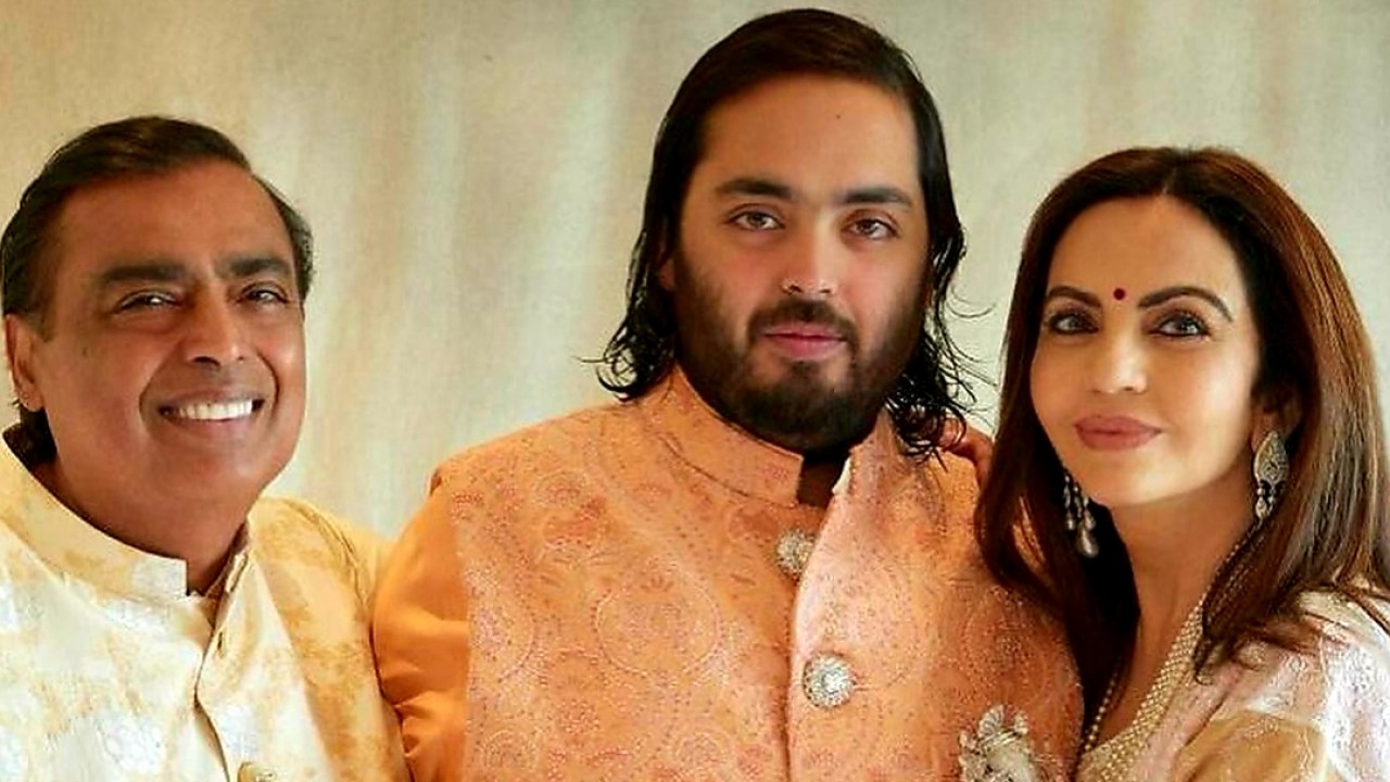 Mukesh Ambani paling kiri/Instagram