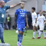 Pelatih Persib Bojan Hodak bersama asisten dan Ciro Alves-1710239598