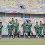 Skuad Persebaya jalani latihan di Stadion Gelora Bung Tomo-1710277315