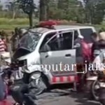 Ambulans terlibat adu banteng dengan bus-1712467763