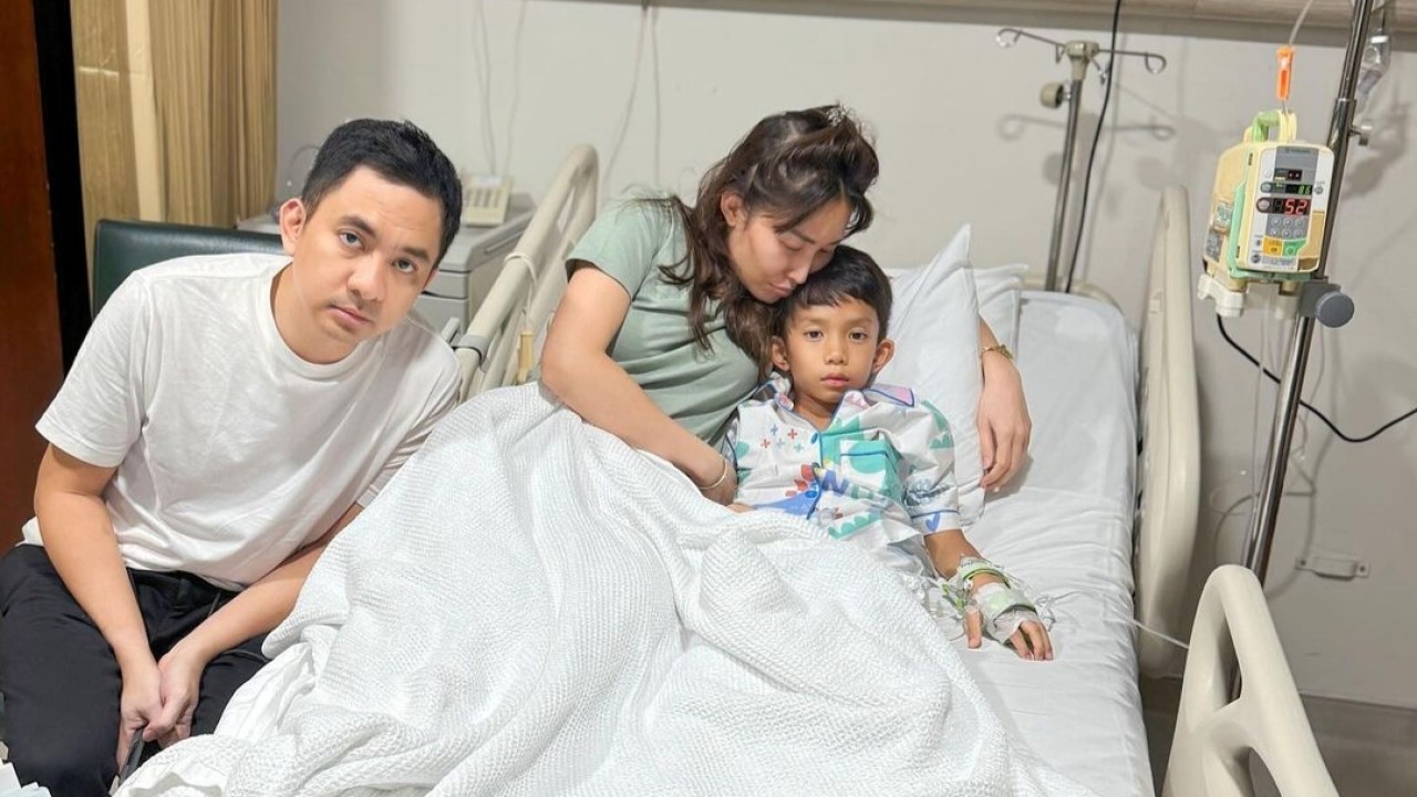 Ayu Dewi menemani sang anak yang sedang dirawat karena sakit/Instagram