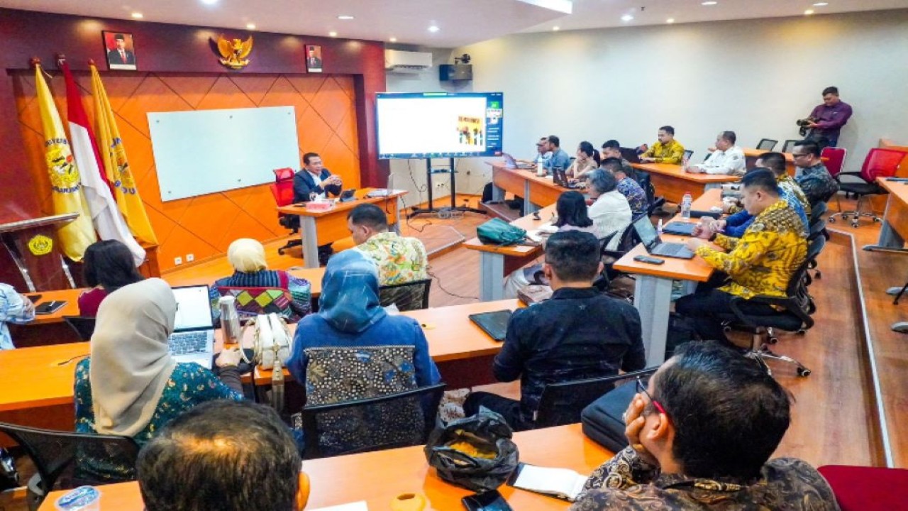 Bambang Soesatyo saat mengajar mata kuliah Pembaharuan Hukum Nasional dengan Nilai Demokrasi, Program Doktor Ilmu Hukum Pascasarjana Universitas Borobudur, di Jakarta