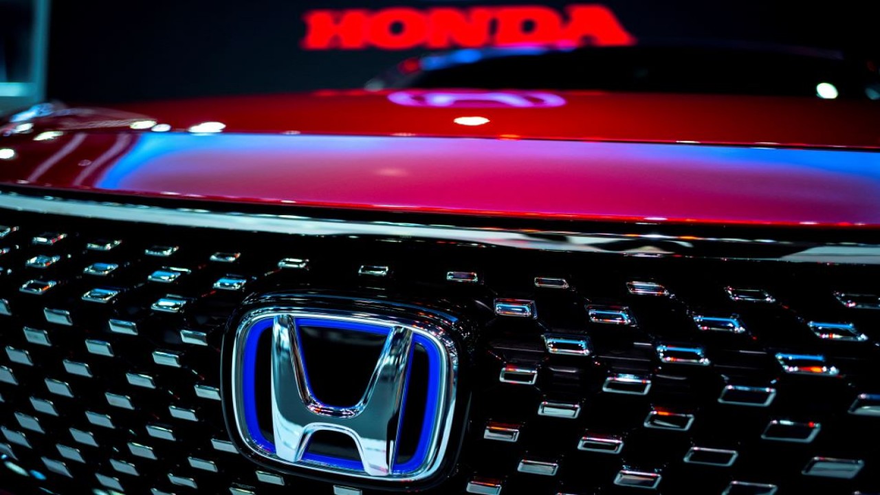 Logo Honda Motor terlihat di Bangkok International Motor Show ke-43, di Bangkok, Thailand, 22 Maret 2022. (Foto: Athit Perawongmetha/Reuters)