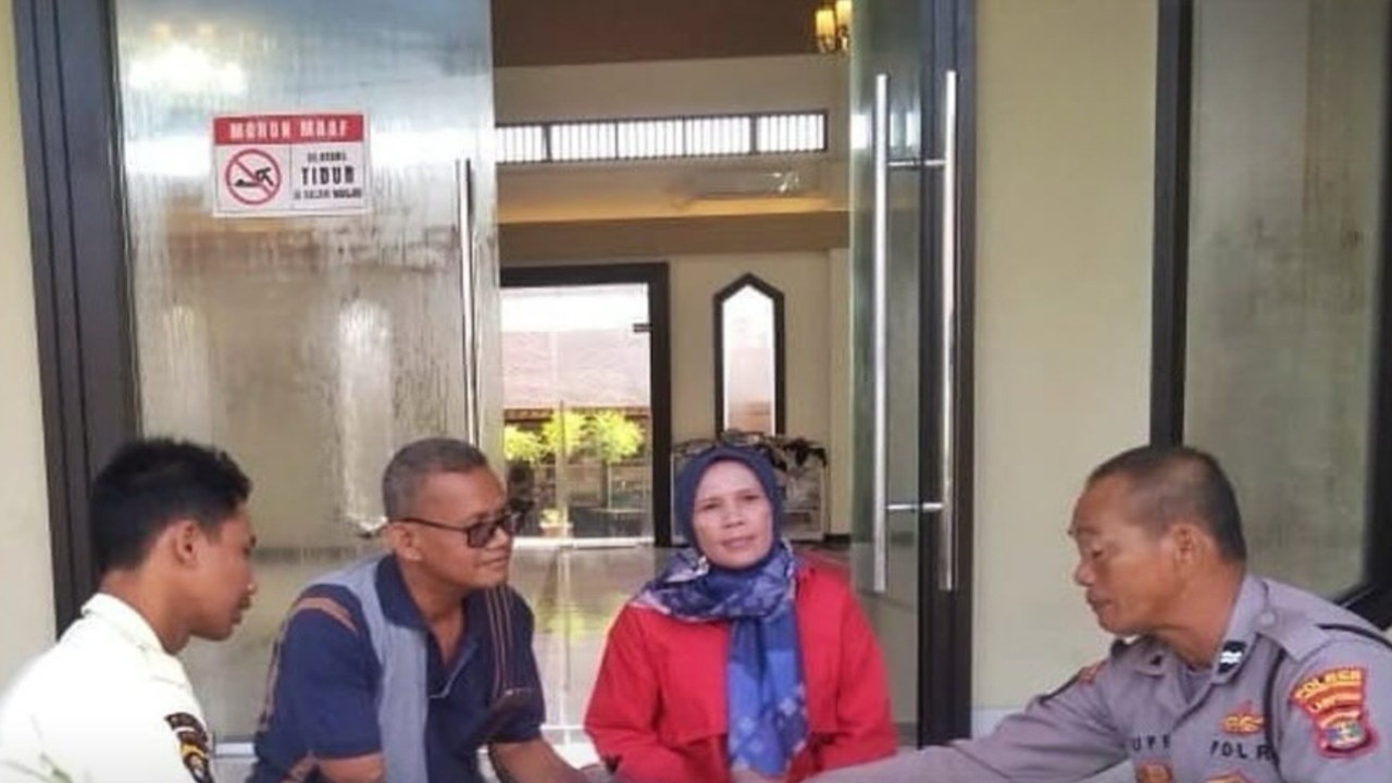 Kapolda Lampung, Irjen Pol Helmy Santika, memberikan penghargaan kepada Aiptu Supriyanto dari Polres Lampung Tengah. (Instagram)