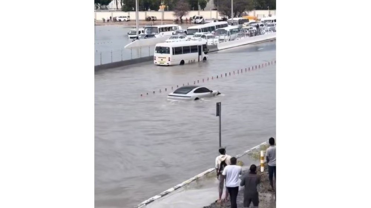 Video viral yang memperlihatkan Porsche Taycan menerjang banjir di Dubai. (Foto: Tangkapan layar Instagram Porsche Taycan)