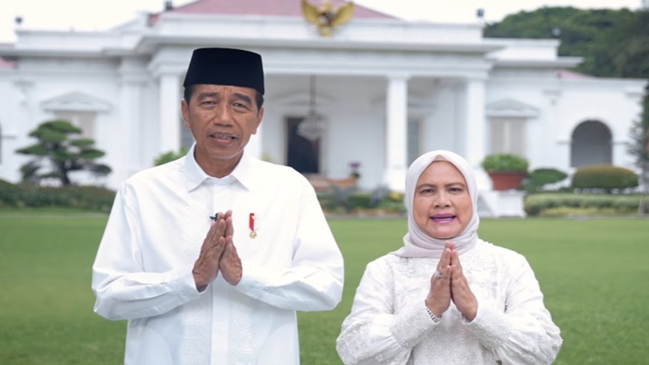 Tangkapan layar - Presiden Joko Widodo dan Iriana Joko Widodo menyampaikan ucapan selamat Idul Fitri 1445 H.  (YouTube SekretariatPresiden)