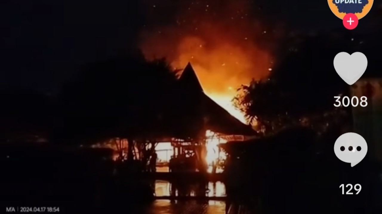 Saung Mang Engking Citra Raya saat dilanda kebakaran. (TikTok)