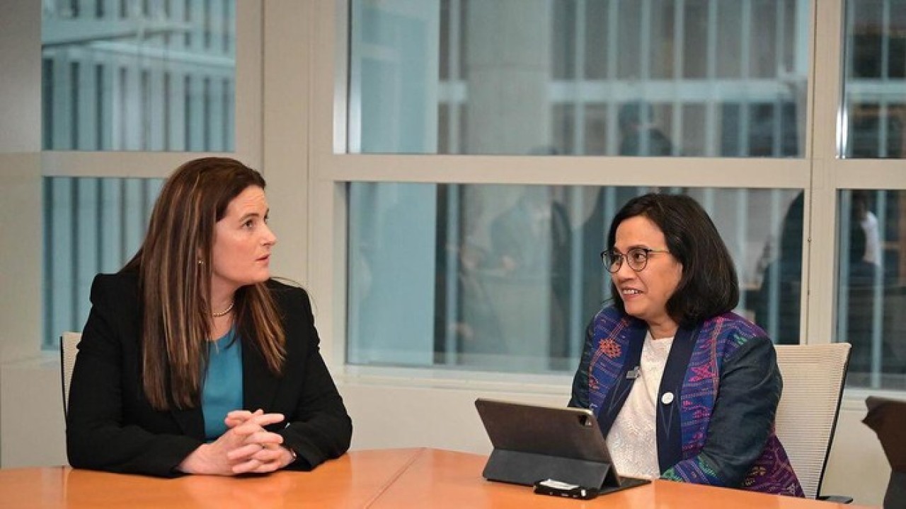 Sri Mulyani bertemu dan berdialog dengan Menteri Keuangan Selandia Baru Nicola Willis di sela menghadiri kegiatan Spring Meetings IMF-World Bank 2024 di Washington DC, Amerika Serikat (AS)/Foto: Instagram @smindrawati