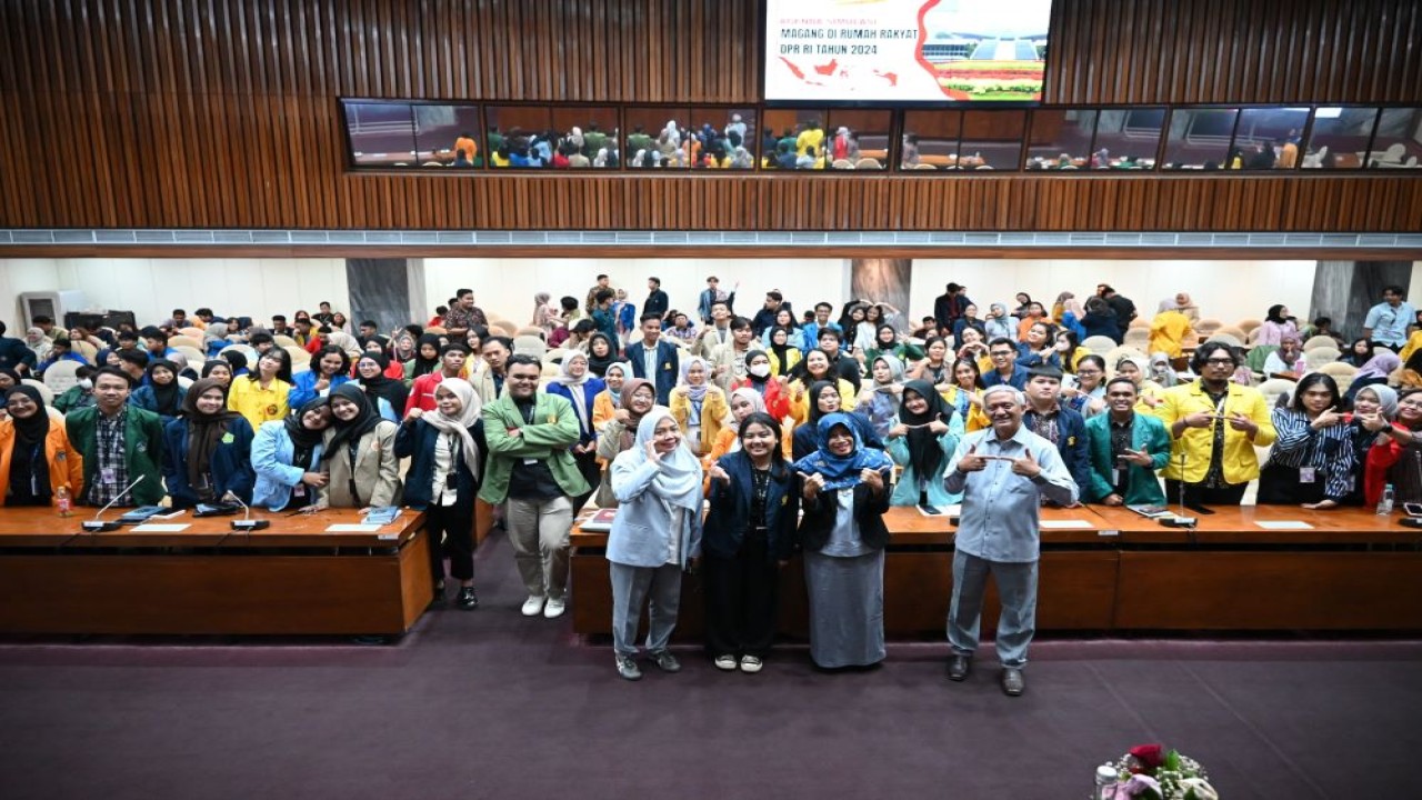 Analis Legislatif Ahli Madya Setjen DPR RI, Rachmi Suprihartanti Septiningtyas dan Ahmad Budiman dalam foto bersama usai mengisi kuliah umum di Ruang Rapat KK II. Foto: Farhan/vel