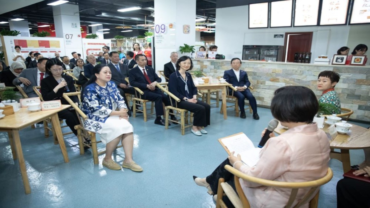 Ketua DPR RI Puan Maharani saat berdiskusi dengan anggota Parlemen Chengdu ketika berkunjung ke kantor Deputies to People’s Congreseses atau parlemen Chengdu, Kamis (30/5/2024). Foto: Ist/vel