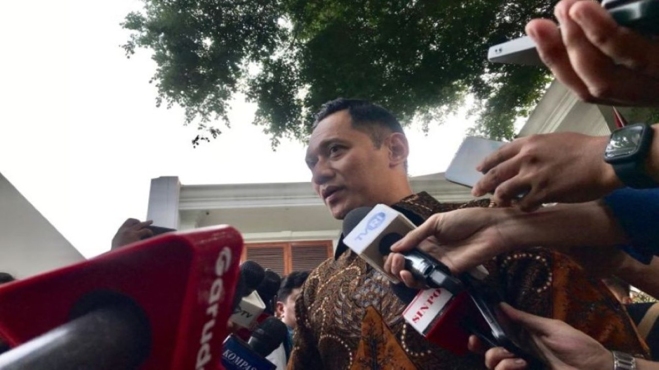 Ketua Umum DPP Partai Demokrat Agus Harimurti Yudhoyono (AHY) saat berkunjung ke kediaman presiden terpilih Prabowo Subianto, di Jalan Kertanegara 4, Jakarta, Senin (14/10/24). (Foto: ANTARA/Genta Tenri Mawangi)