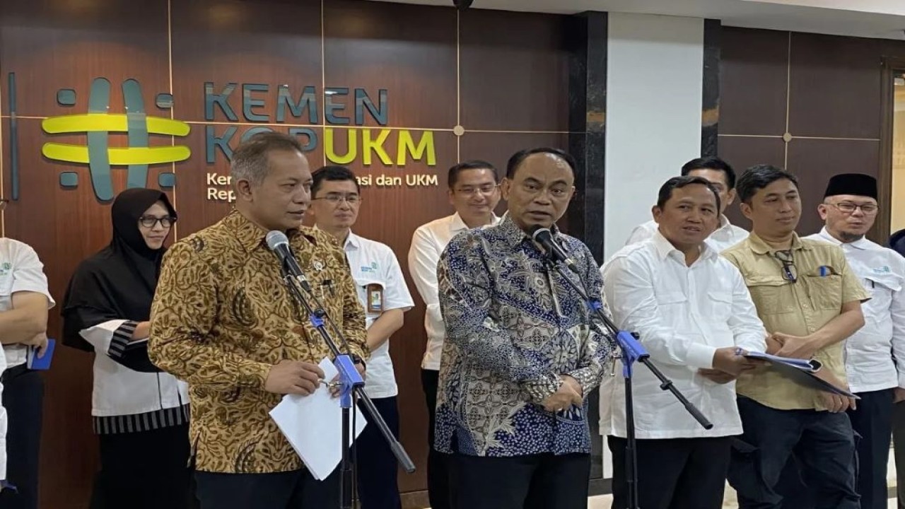 Menteri Koperasi Budi Arie Setiadi memberikan keterangan pers terkait upaya untuk melakukan rebranding koperasi/Foto: Istimewa