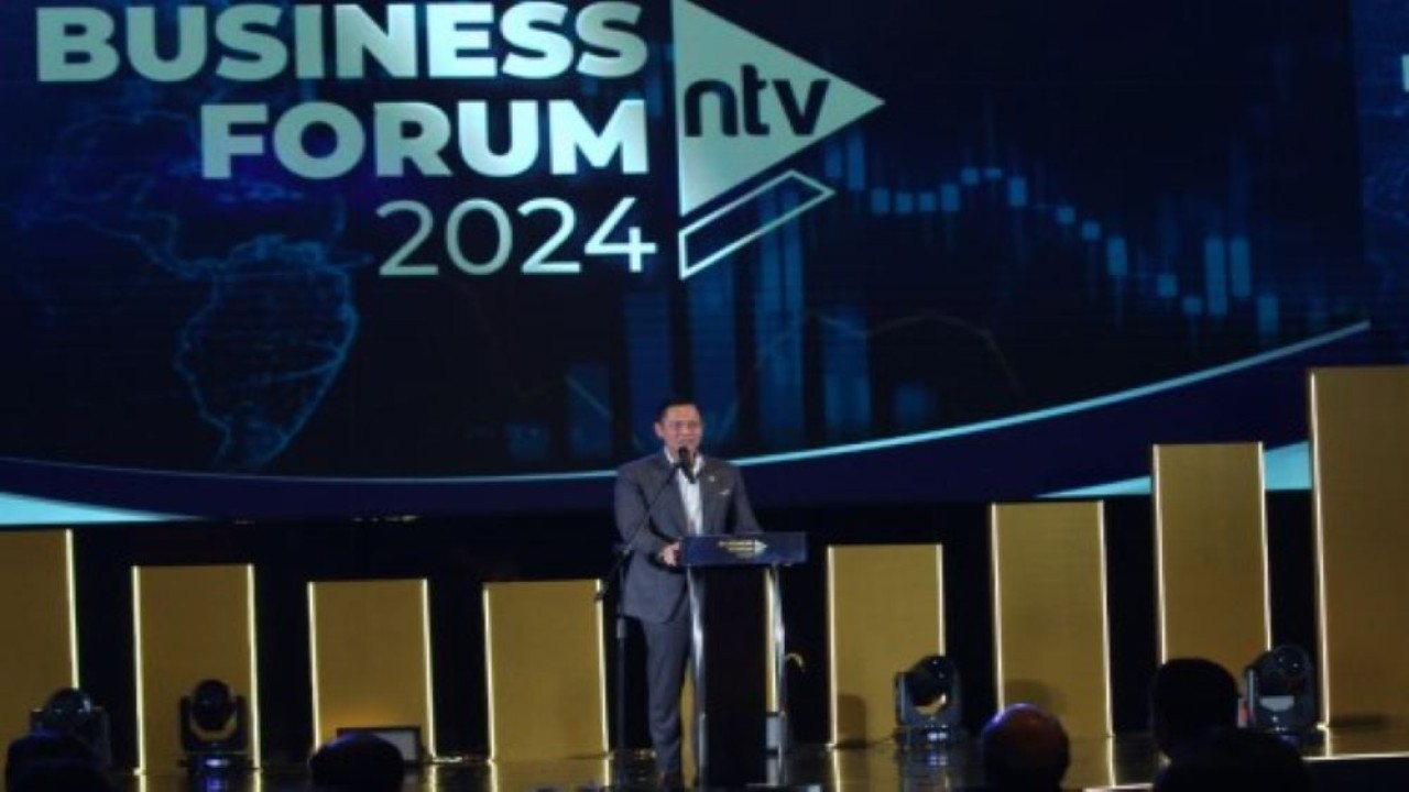 Menteri Koordinator Infrastruktur dan Pembangunan Kewilayahan Agus Harimurti Yudhoyono (Menko AHY) menyampaikan paparannya dalam pembukaan NTV Business Forum 2024 di Ballroom Raffles Hotel, Jakarta, Rabu, 4 Desember 2024. (Foto: Nusantara TV)