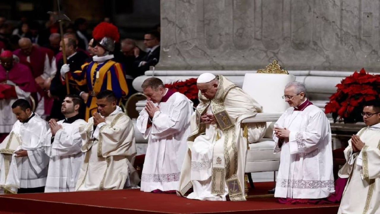 Paus Fransiskus merayakan Misa Malam Natal di Basilika Santo Petrus di Vatikan, pada 24 Desember 2024. (Foto: Reuters)