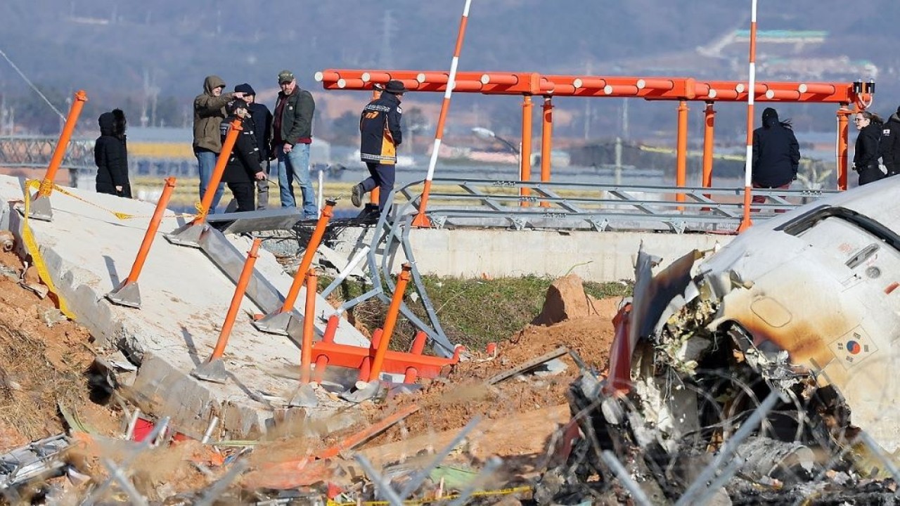 Para penyelidik melakukan investigasi di lokasi kecelakaan pesawat Jeju Air di Bandara Internasional Muan, Korea Selatan, pada 1 Januari 2025. (Foto: Istimewa/Yonhap)