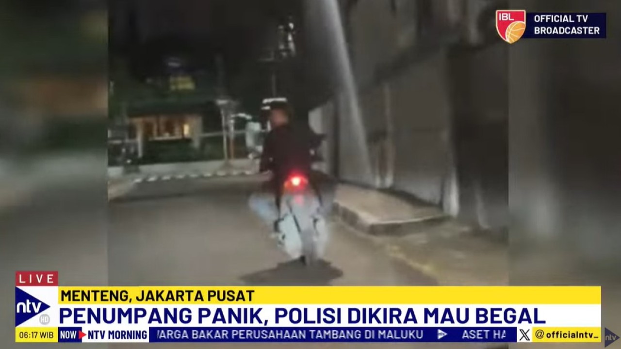 Salah satu penumpang taksi online sengaja merekam aksi kejar-kejaran karena khawatir akan dibegal oleh pengedara motor tersebut.