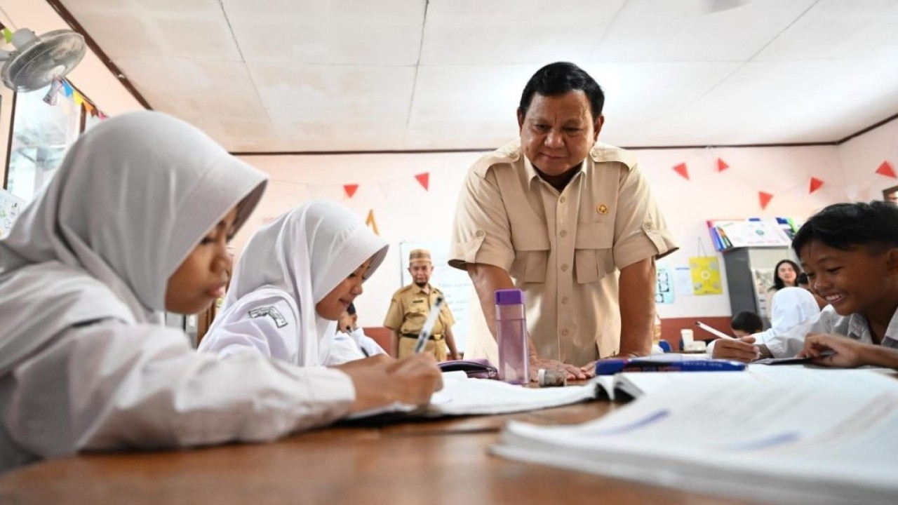 Presiden Prabowo Subianto pada Senin, 10 Februari 2025, mengunjungi SDN Kedung Jaya 1 Bogor, Kota Bogor, Provinsi Jawa Barat, untuk meninjau langsung pelaksanaan program makan bergizi gratis (MBG). (Foto: BPMI Setpres/Cahyo)