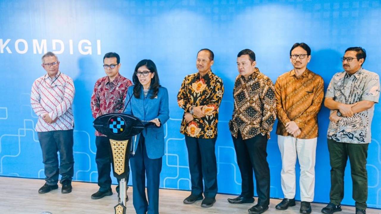 Menkomdigi Meutya Hafid mengumumkan persetujuan merger XL-Smartfren. (Foto: Istimewa)