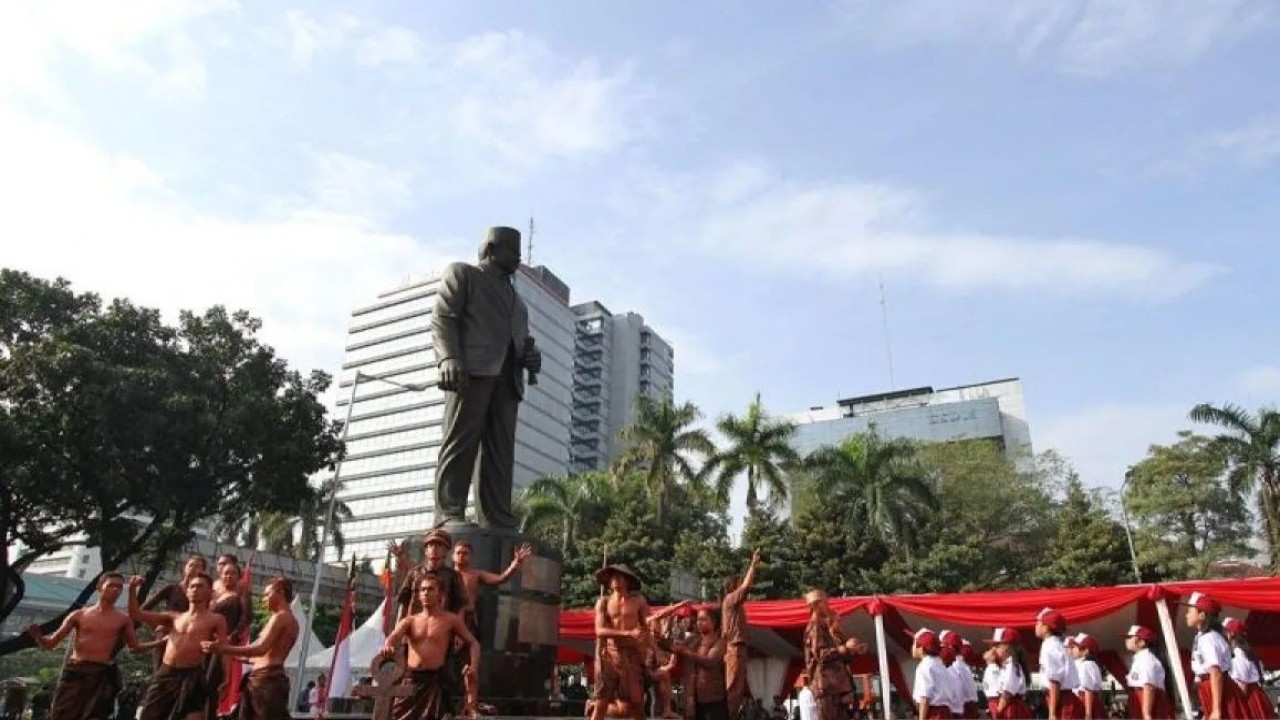 Arsip foto - Puluhan pelajar SD dan sejumlah seniman menari pada peresmian patung Pahlawan Nasional MH. Thamrin di Jalan MH Thamrin, Jakarta Pusat, Minggu (3/6). (Foto: ANTARA/M Agung Rajasa/ss/Spt/pri)