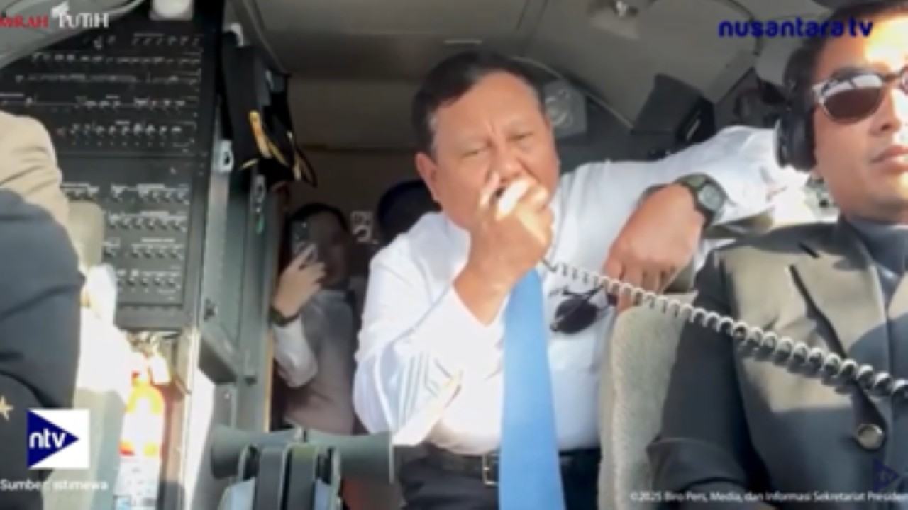 Presiden Prabowo Subianto menyapa langsung pilot dan kru jet tempur Yordania menggunakan radio pesawat dari kokpit pesawat kepresidenan RI