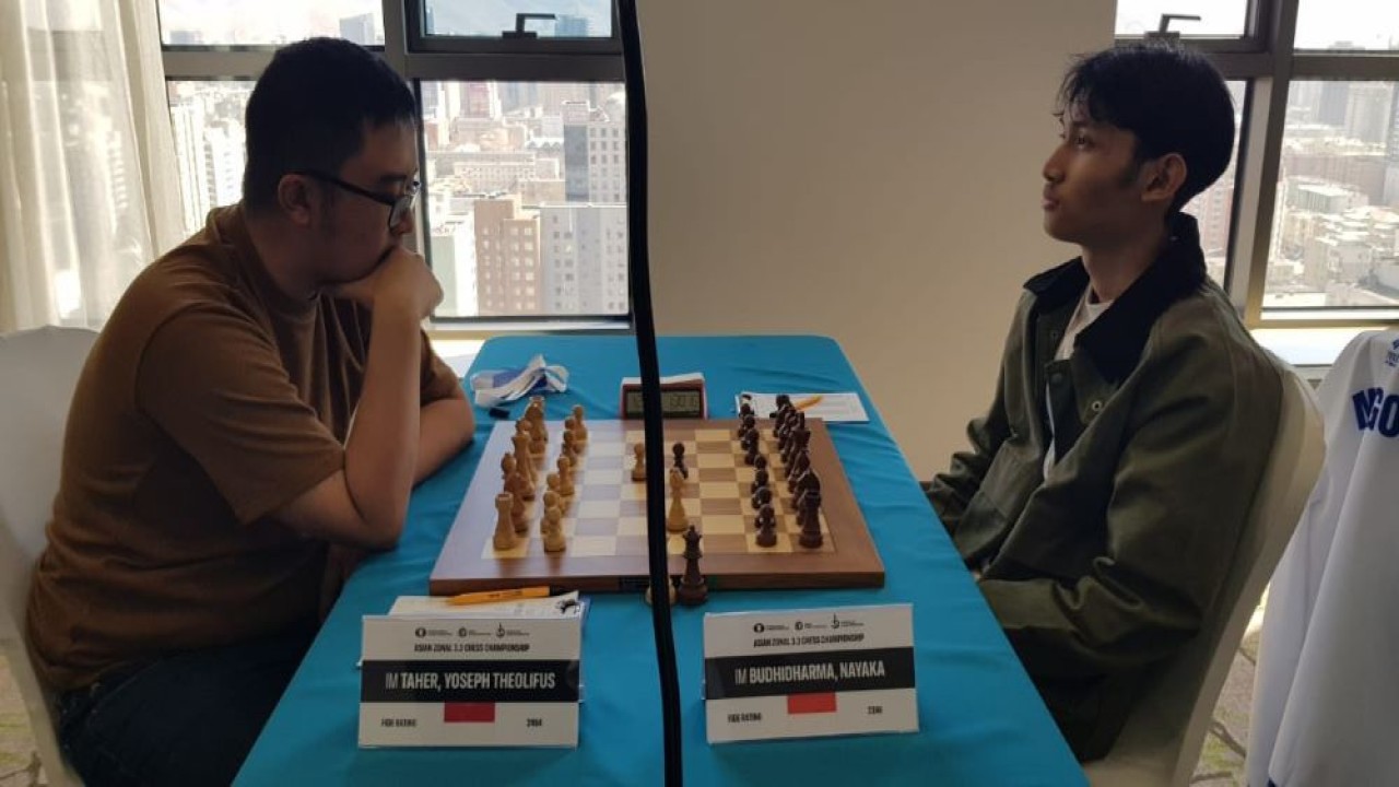 'Perang saudara' IM Yoseph Theolifus Taher (kiri) vs IM Nayaka Budhidharma di babak ke-7 Asian Zona 3.3 Chess Championship 2025 di Mongolia/ist