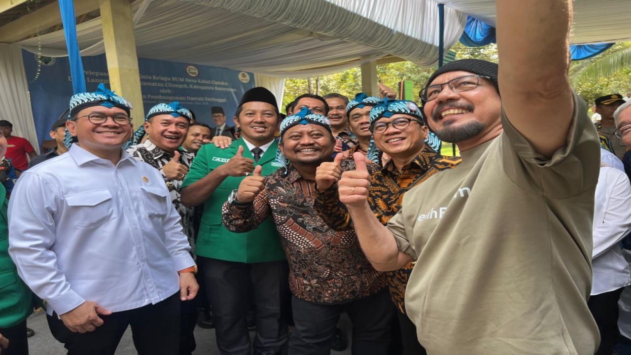 Ketua Umum PP GP Ansor H. Addin Jauharudin dalam acara Pelepasan Ekspor Gula Kelapa (gula semut) oleh BUMDes Kabul Ciptaku di Desa Longgosari, Kecamatan Cilongok, Kabupaten Banyumas/Foto: Istimewa