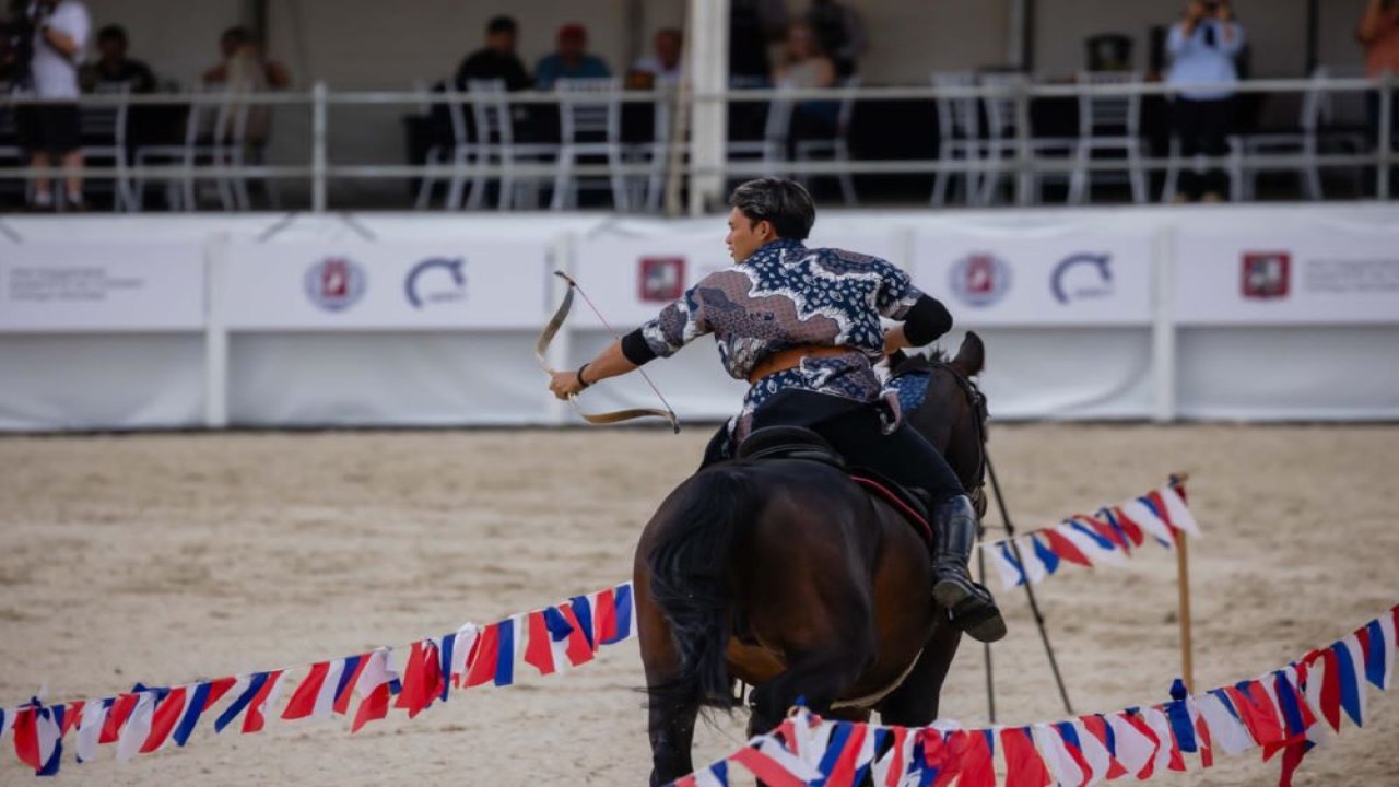 Atlet horseback archery dari Klaten Muhammad Ayas dalam event The Center of National Equestrian Tradition International Cup 2024 di Rusia/Foto: Dok PP Pordasi