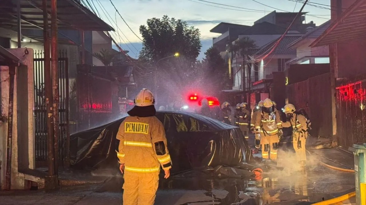 Ilustrasi: Pemadaman BYD Seal yang terbakar. (Foto: ANTARA/Ho-Gulkarmat Jakarta Barat)