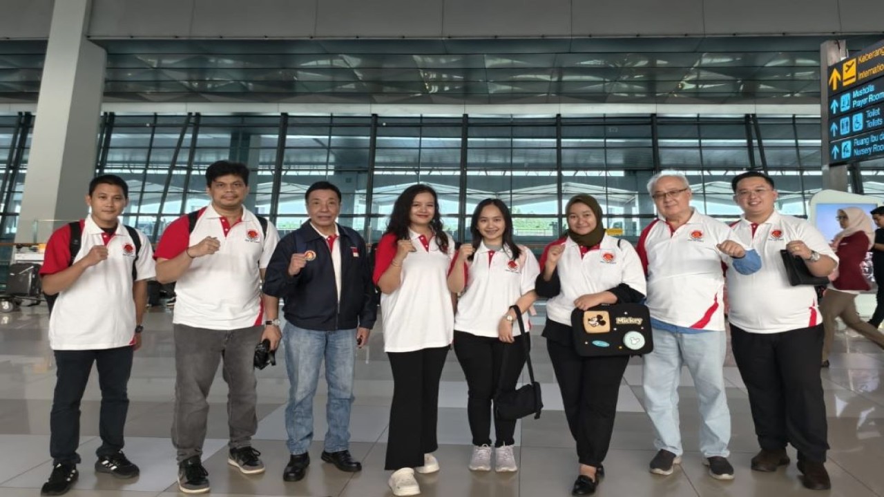 GM Susanto Megaranto, IM Farid Firmansyah, GMW Medina Warda Aulia, WIM Chelsie Monica Sihite, GMW Dewi AA Citra bersama Kabid Binpres PB Percasi, Kristianus Liem, Sekretaris Jenderal PB Percasi Henry Hendratno dan ofisial IM Sean Winshand Cuhendi saat akan bertolak menuju Abu Dhabi dari Bandara Soekarno-Hatta/ist
