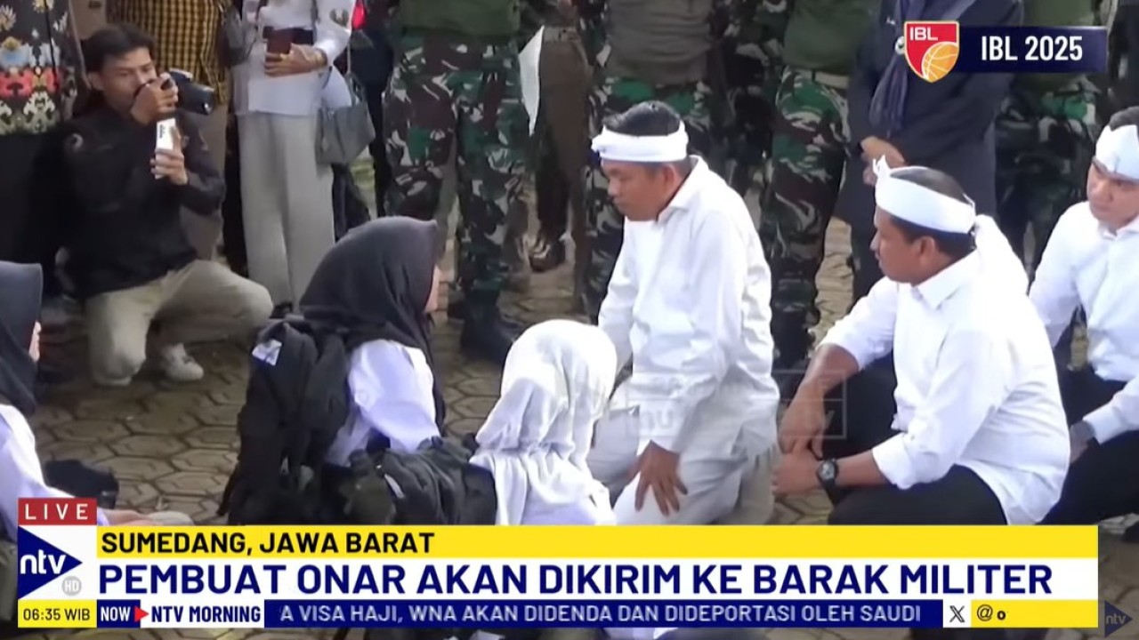 Gubernur Jawa Barat, Dedi Muyadi saat mengunjungi siswa peserta program penguatan karakter di barak militer Kodim 0610 Sumedang, Jawa Barat.