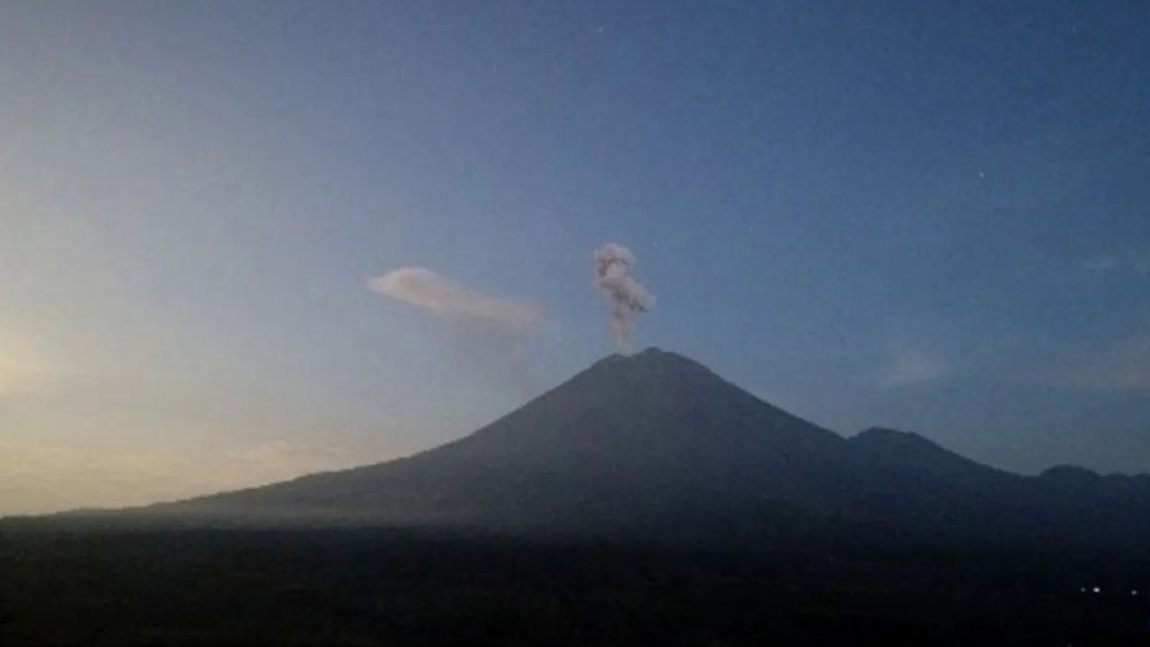 Gunung Semeru erupsi dengan letusan setinggi 1.000 meter di atas puncak Mahameru pada Selasa (13/5/2025) pagi. (Foto: ANTARA/HO-PVMBG)