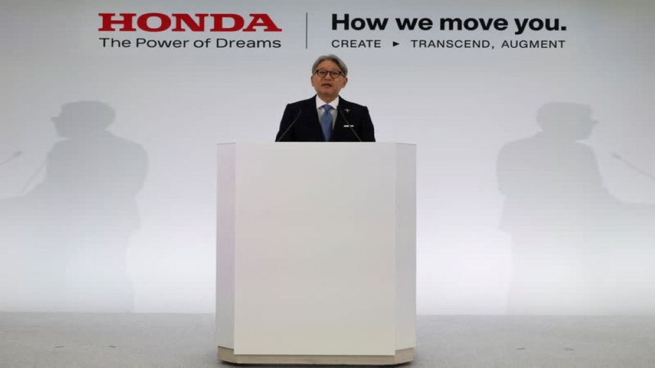 CEO Honda Toshihiro Mibe berbicara dalam pengarahan bisnisnya di Tokyo, Jepang, 20 Mei 2025. (Foto: Reuters/Kim Kyung-Hoon)