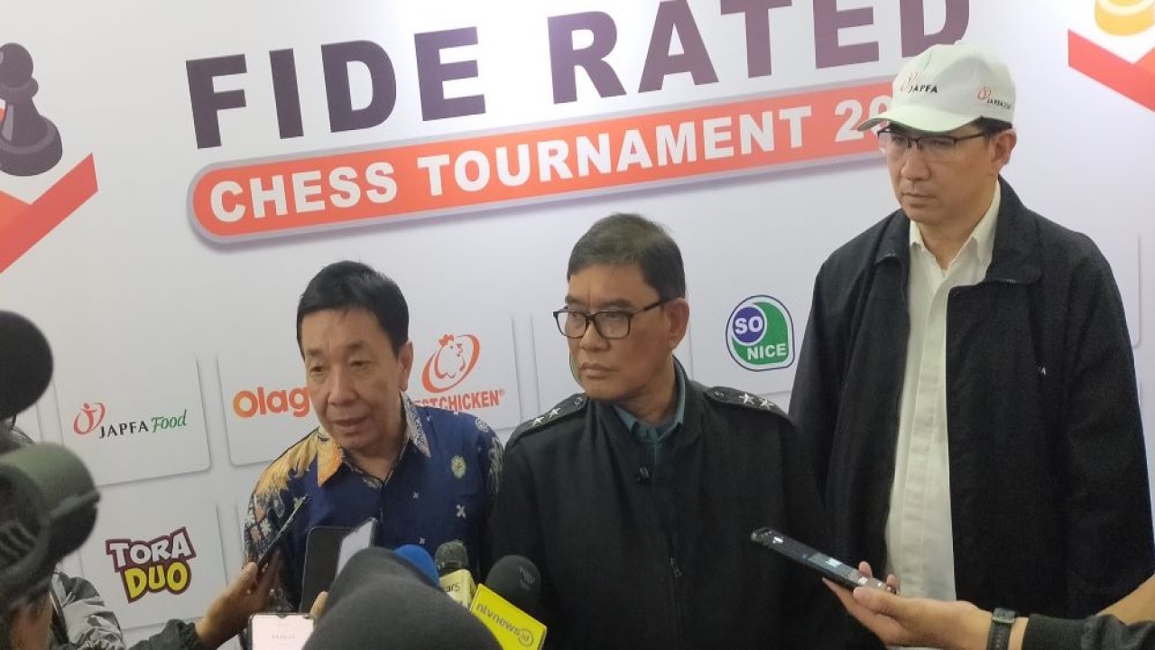 Wakil Ketua Umum PB Percasi Bidang Organisasi, Laksamana Muda TNI Abdul Rivai Ras bersama Ketua Panpel sekaligus Sekjen PB Percasi Henry Hendratno dan Head of Internal Audit JAPFA, Ng Iwan memberikan keterangan pers terkait penyelenggaraan JAPFA FIDE Rated Chess Tournament 2025