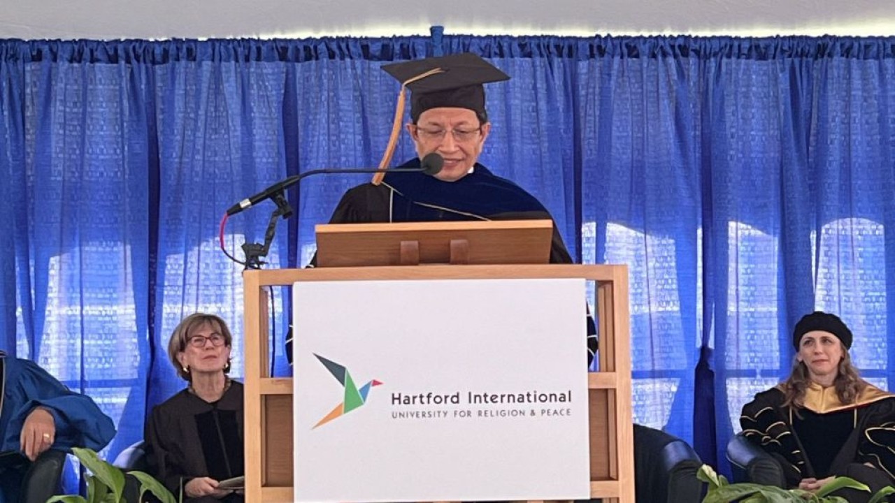 Menag Nasaruddin Umar menerima gelar Doctor of Divinity dari Hartford International University for Religion and Peace. (Foto: Istimewa/Kemenag)