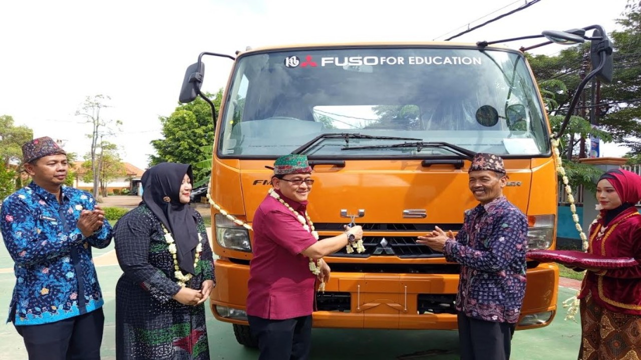 Prasetio Hartono (Administration & HR Director PT KTB/) menyerahkan satu unit truk Mitsubishi Fuso Fighter kepada SMK 1 Kamal, Madura, Jawa Timur. (Foto: Istimewa)