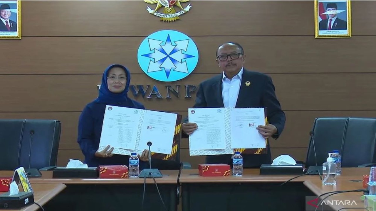 Ketua Dewan Pers Ninik Rahayu (kiri) bersama Ketua LPSK Brigjen Pol. Purn. Achmadi (kanan) saat menandatangi nota kesepahaman terkait dengan perlindungan kerja pers sebagai saksi dan atau korban tindak pidana di Gedung Dewan Pers, Jakarta Pusat, Senin (5/5/2025). ANTARA/Narda Margaretha Sinambela