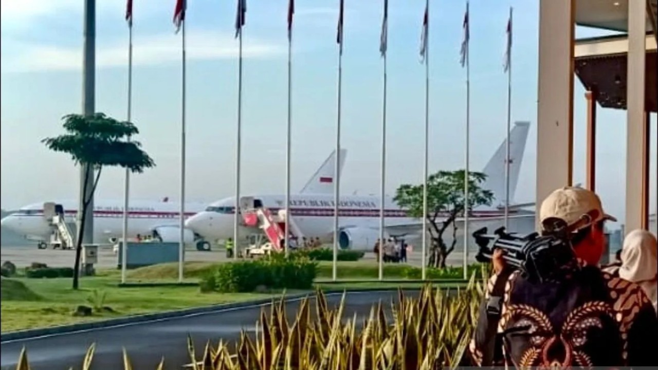 Foto arsip - Pesawat Kepresidenan A-001 (kiri) dan Pesawat Kepresidenan PK-GRD (dua kiri) terparkir di Pangkalan Udara TNI AU (Lanud) Halim Perdanakusuma, Jakarta, Rabu (14/5/2025). (Foto: ANTARA/Suci Nurhaliza)