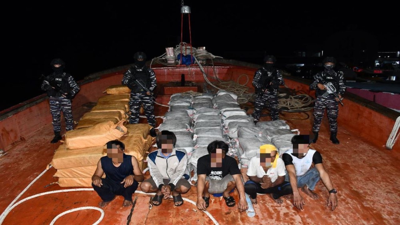 Tim Fleet One Quick Response (F1QR) Pangkalan TNI AL Tanjung Balai Karimun (TBK) berhasil menggagalkan aksi penyelundupan narkotika berskala besar yang dibawa oleh kapal ikan asing berbendera Thailand/Foto: Istimewa