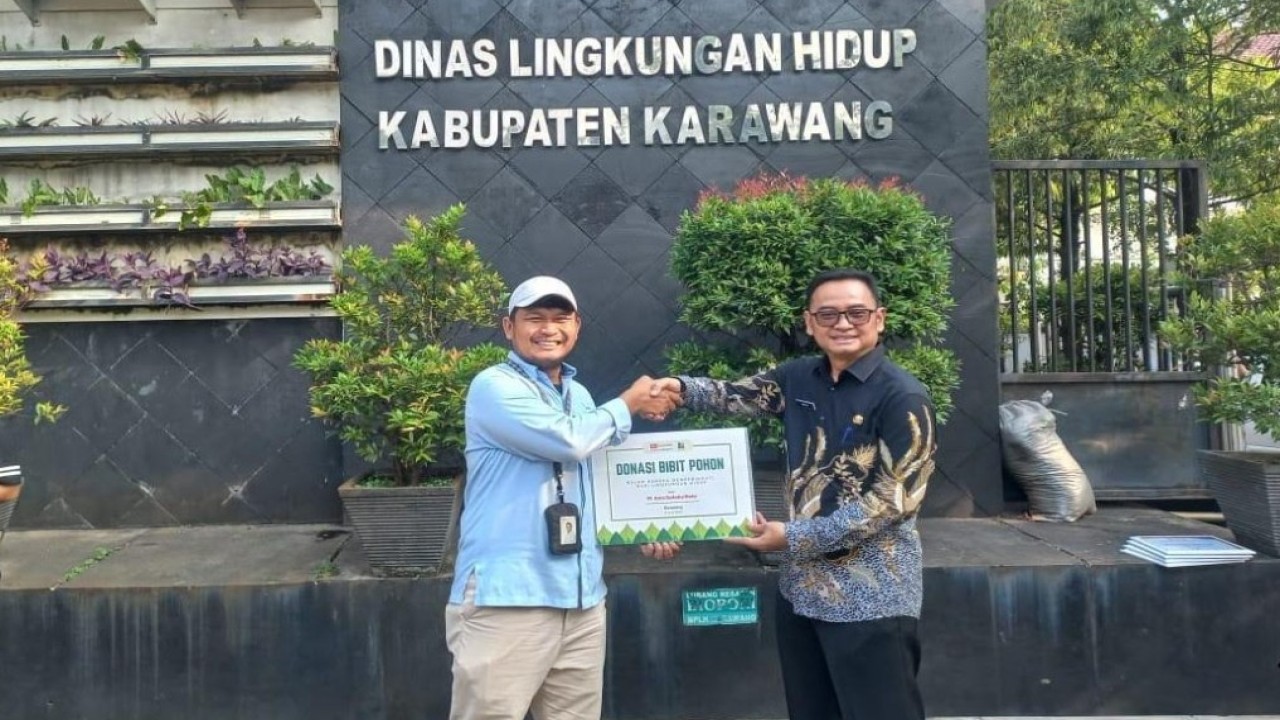 PT Astra Daihatsu Motor (ADM) menyerahkan bantuan berupa bibit pohon kepada Dinas Lingkungan Hidup (DLH) Kabupaten Karawang. (Foto: Istimewa/Daihatsu)