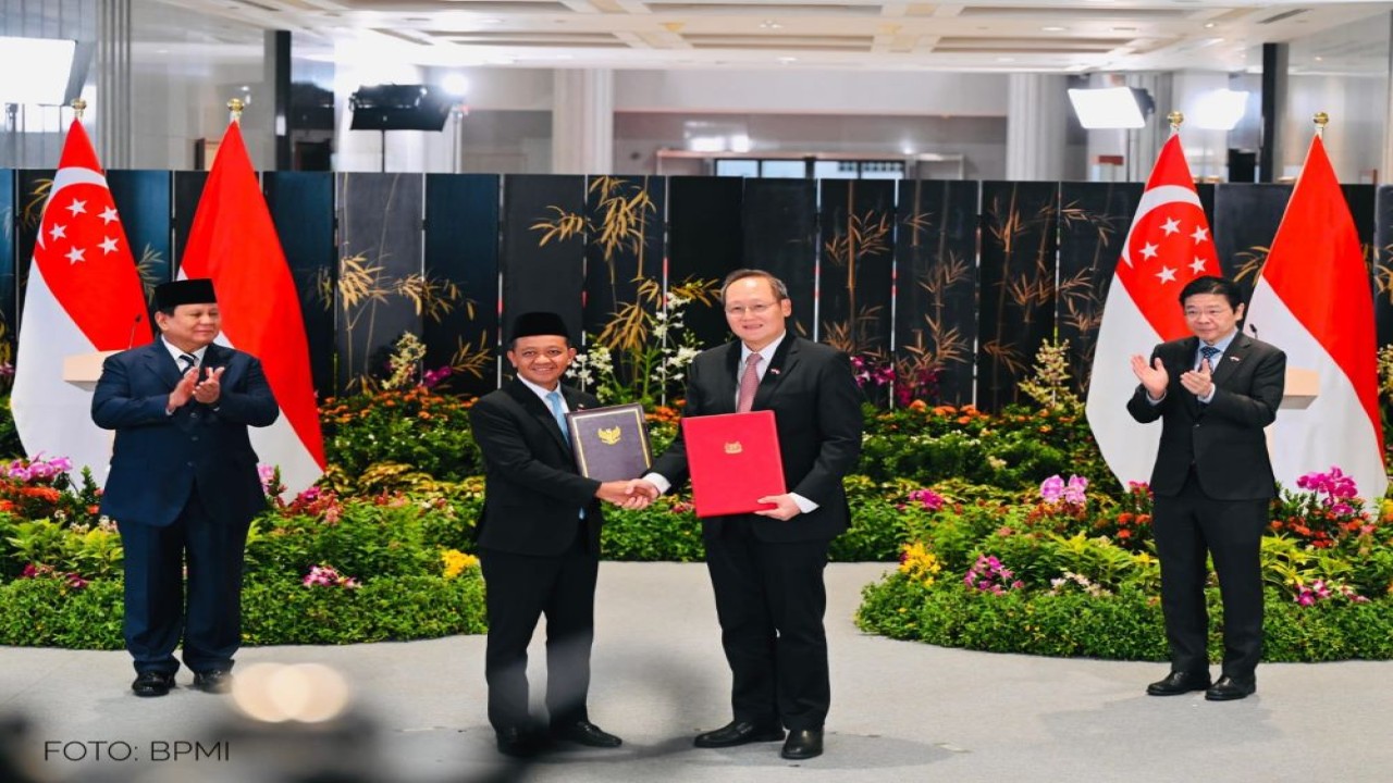 Disaksikan Presiden Prabowo Subianto dan PM Lawrence Wong, Menteri ESDM Bahlil Lahadalia dan Menteri Energi dan Ilmu Pengetahuan & Teknologi Singapura Tan See Leng menunjukkan Memorandum of Understanding (MoU) terkait Zona Industri Berkelanjutan (Sustainable Industrial Zone)/Foto: BPMI