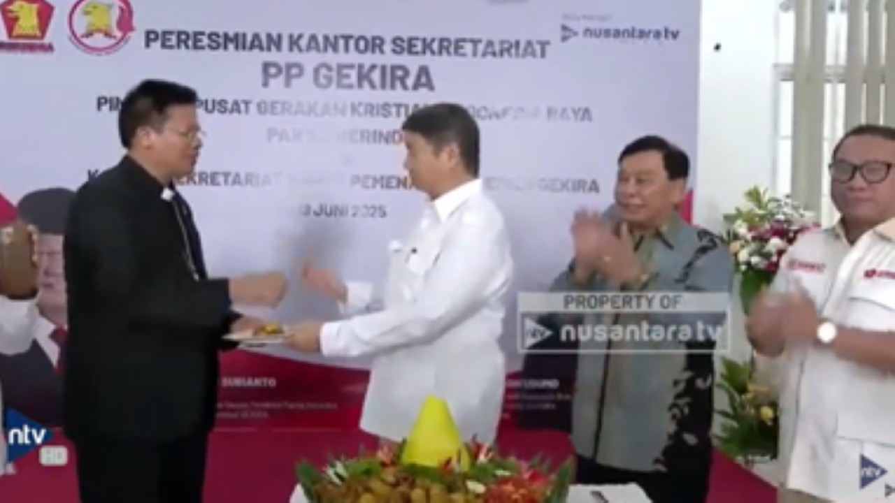 Utusan Khusus Presiden Bidang Iklim dan Energi yang juga Ketua Dewan Pembina PP Gekira, Hashim Djojohadikusumo menyerahkan potongan tumpeng kepada Ephorus HKBP Pdt. Victor Tinambunan disaksikan Presiden Komisaris NT Corporation Nurdin Tampubolon