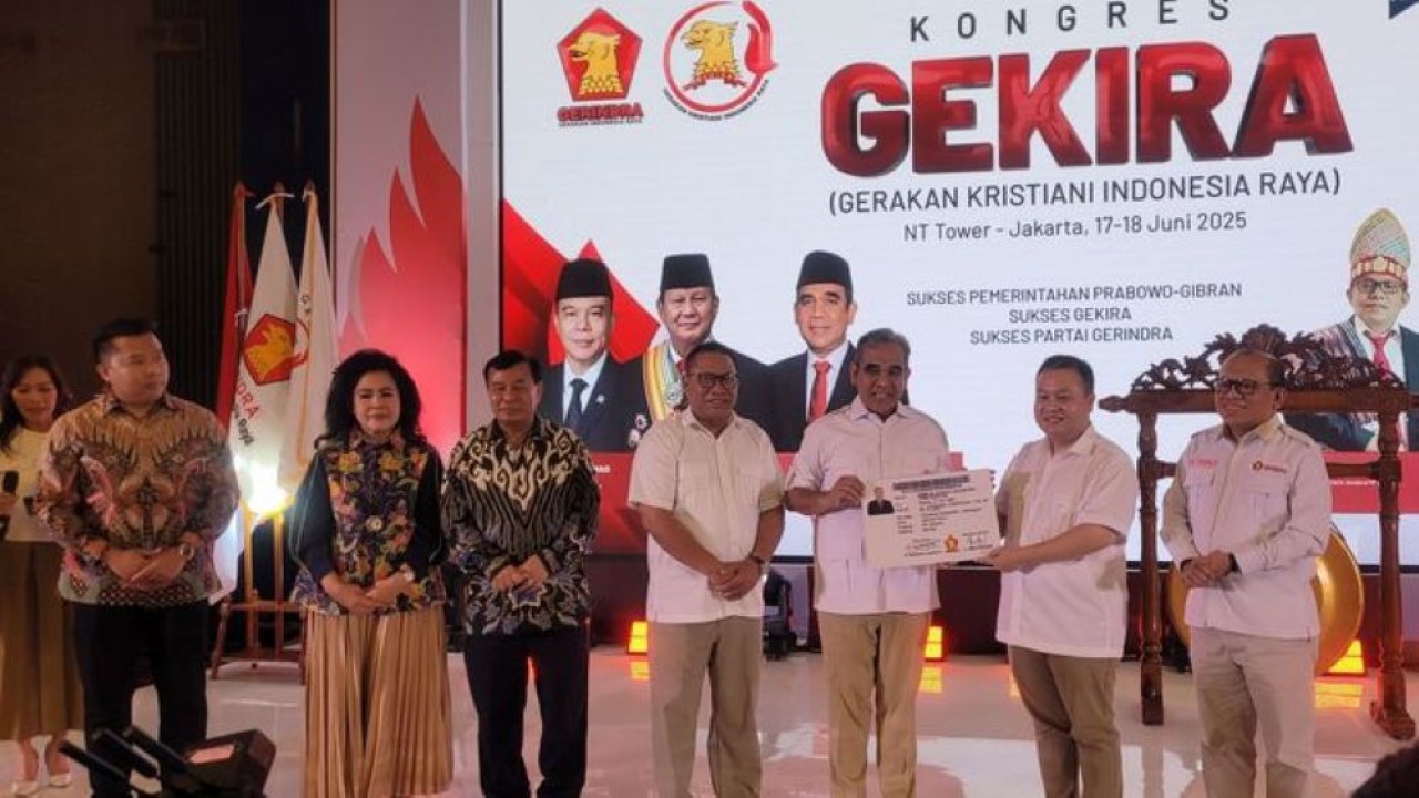 Penyerahan KTA Gerindra kepada Dimpos Tampubolon oleh Ahmad Muzani. (Foto: Dok/Dedi/NTVNews.id)