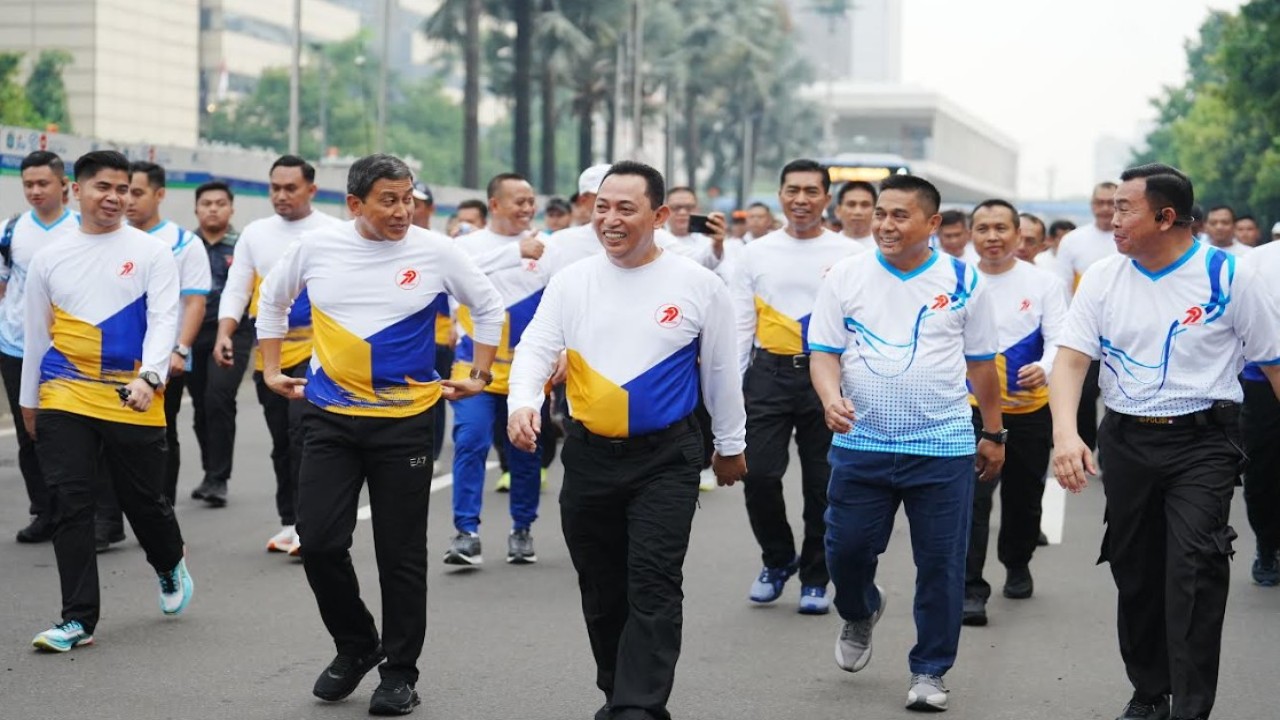 Kapolri Jenderal Listyo Sigit Prabowo, Minggu (22/6/2025) pagi menghadiri kegiatan Car Free Day (CFD) bersama masyarakat di Bundaran Hotel Indonesia (HI).  (Foto: Istimewa)