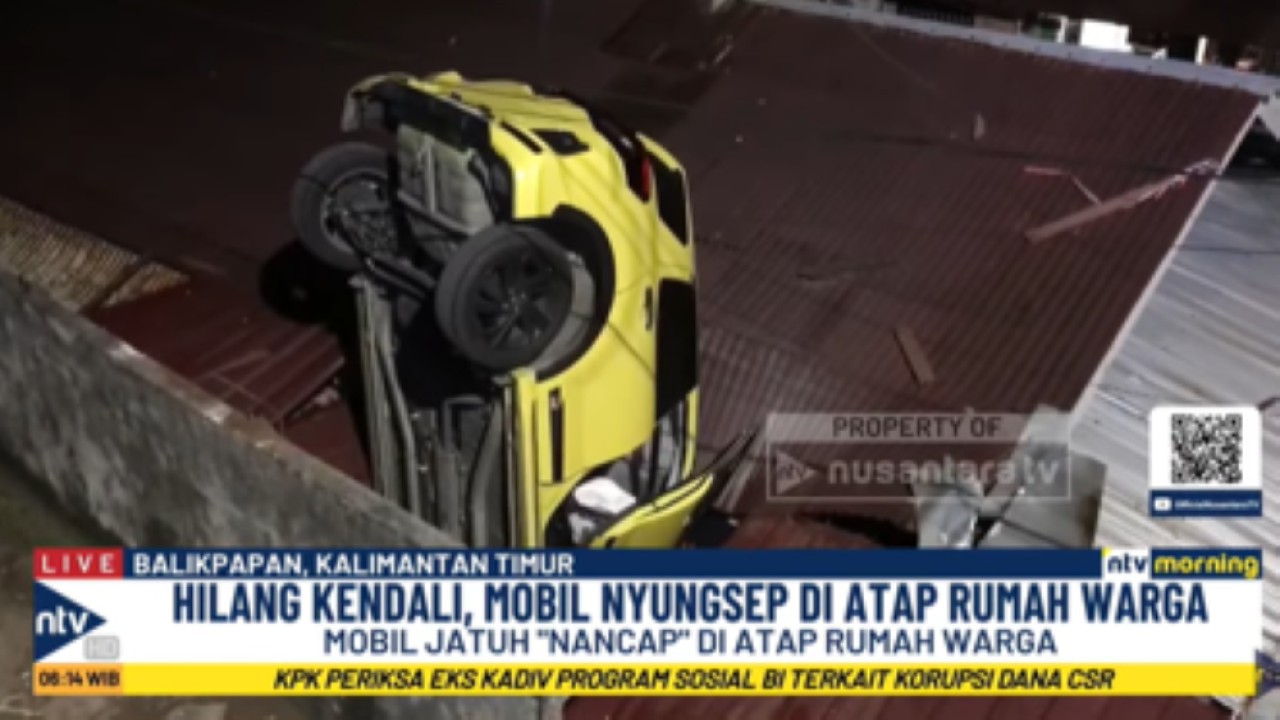 Sebuah mobil yang dikemudikan seorang wanita lansia nyungsep dan tersangkut di atap rumah warga