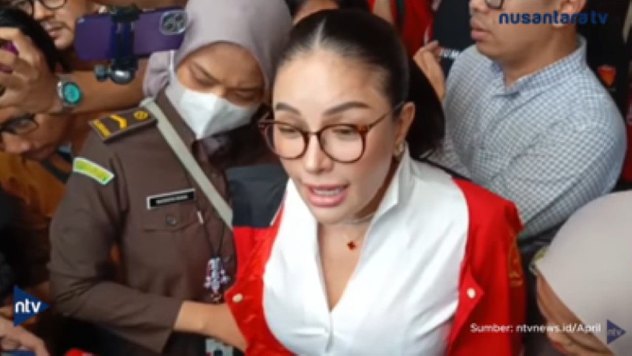 Nikita Mirzani memberikan keterangan pers usai jalani sidang perdana kasus dugaan pemerasan di PN Jakarta Selatan