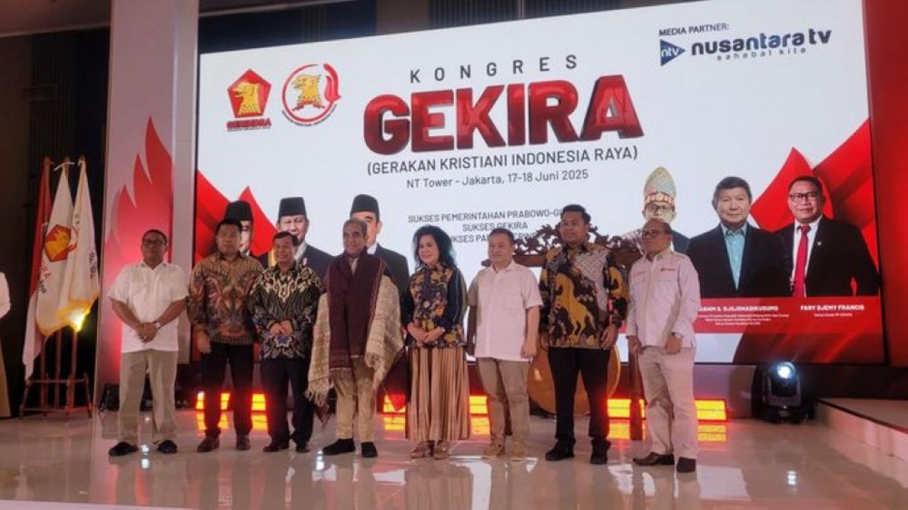 Ketua MPR RI Ahmad Muzani menerima penghargaan tertinggi adat Batak berupa kain Ulos dari Presiden Komisaris NT Corp Nurdin Tampubolon. (Foto: Dok/Dedi/NTVNews.id)