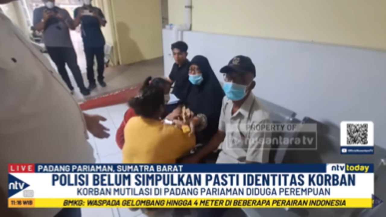 Keluarga dan sahabat mendatangi RS Bhayangkara Padang untuk mengenali korban pembunuhan dengan cara dimutilasi