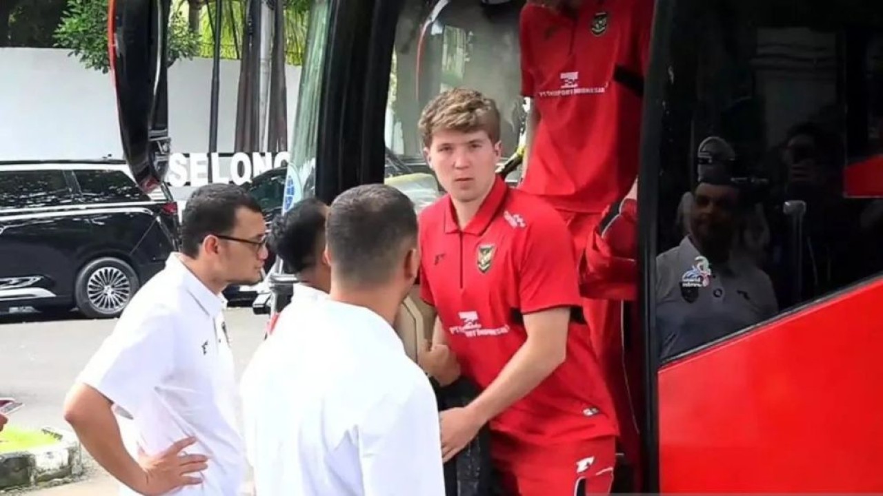 Penyerang Tim Nasional (Timnas) Sepak bola Indonesia Ole Romeny terlihat menyambangi kediaman pribadi Presiden Prabowo Subianto di Jalan Kertanegara Nomor 4, Jakarta Selatan, Jumat (6/6/2025). (Foto: ANTARA/Mentari Dwi Gayati/aa)